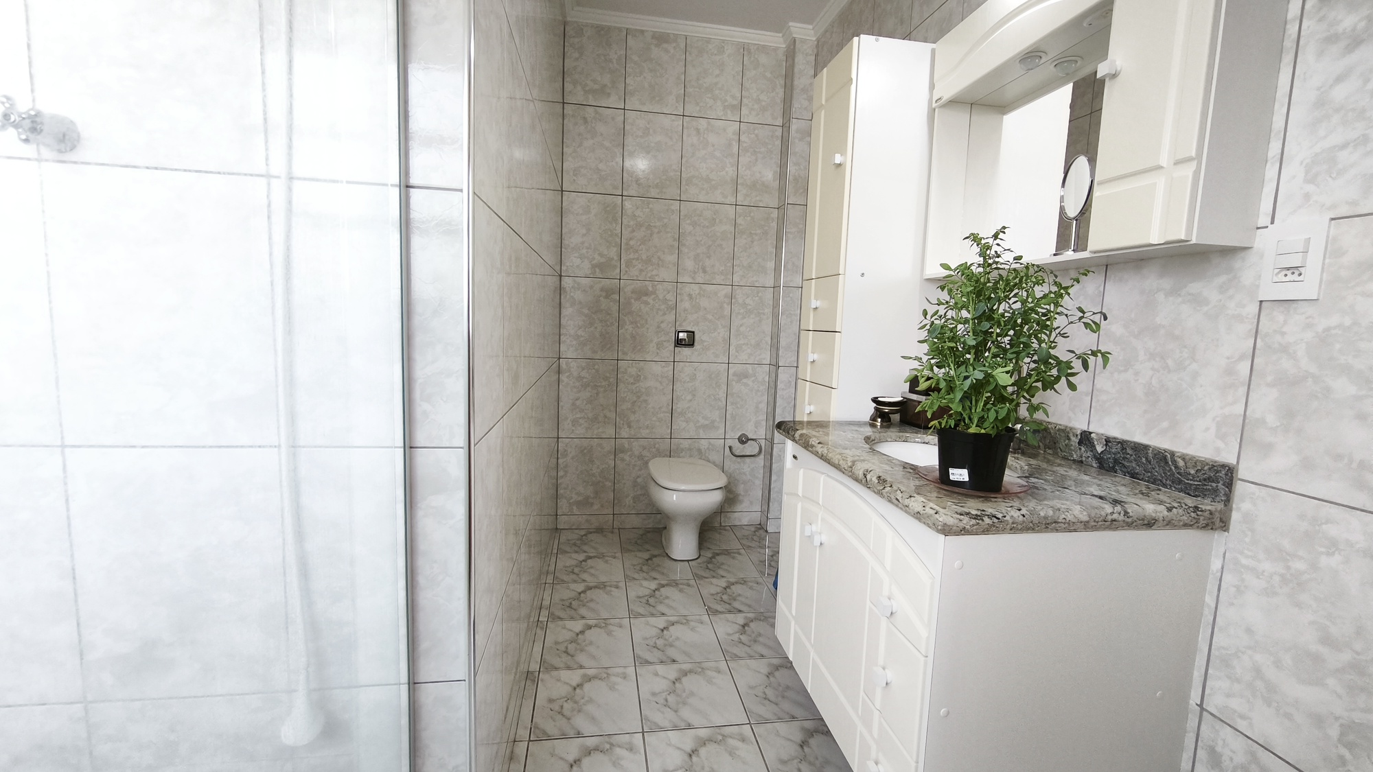 Apartamento Espaçoso e Arejado, com 3 Quartos (2 Suítes), próximo à Fonte Di Trevi, em Serra Negra!