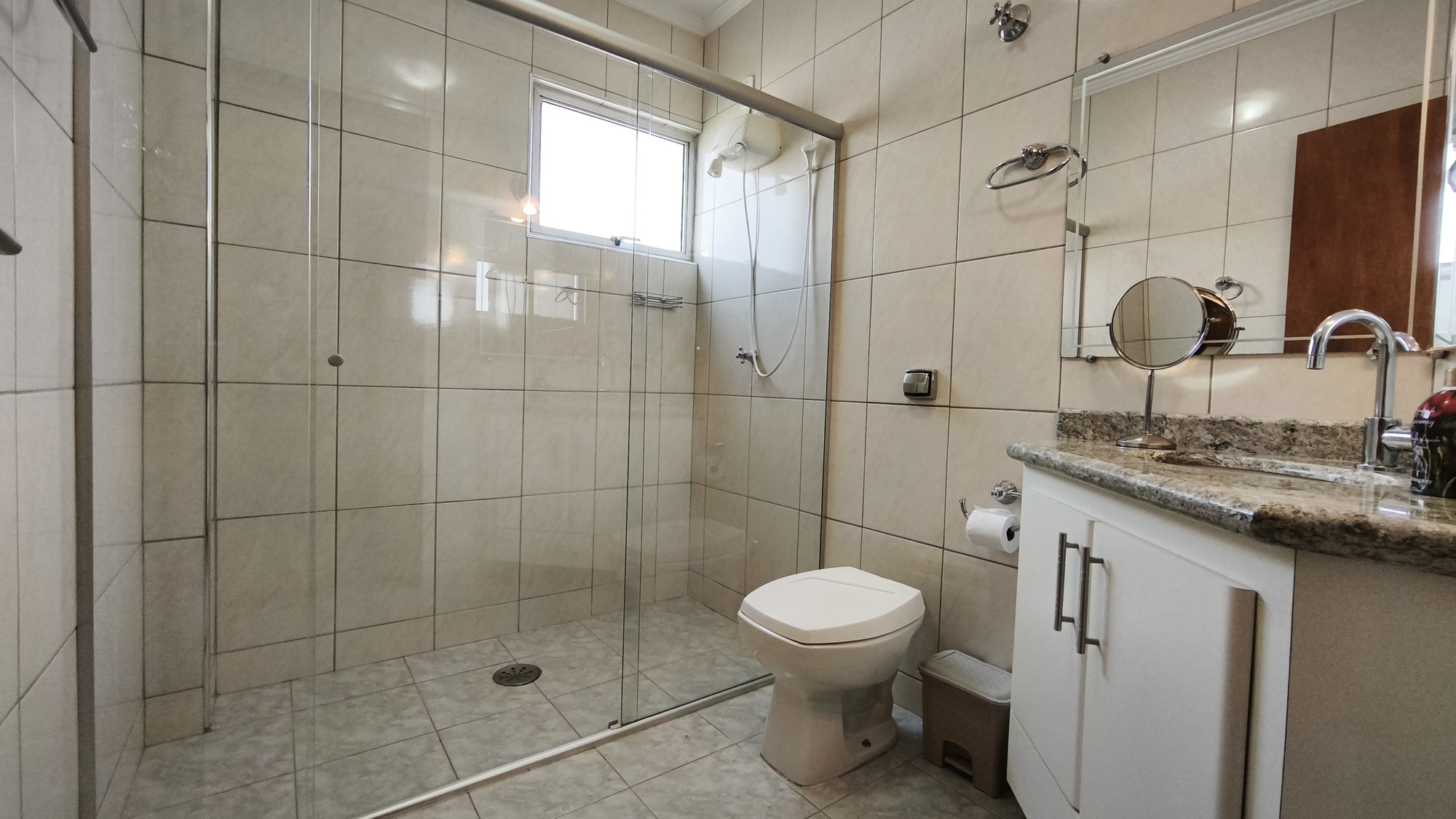 Apartamento Espaçoso e Arejado, com 3 Quartos (2 Suítes), próximo à Fonte Di Trevi, em Serra Negra!