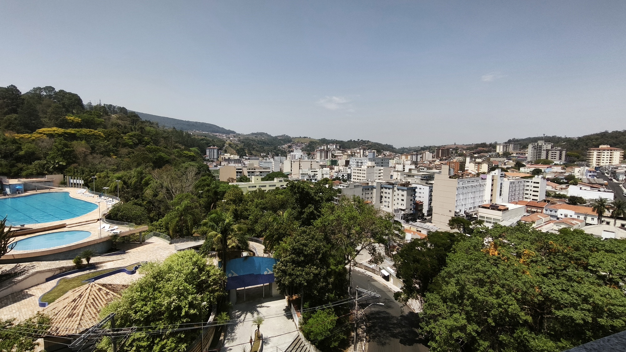 Apartamento Espaçoso e Arejado, com 3 Quartos (2 Suítes), próximo à Fonte Di Trevi, em Serra Negra!