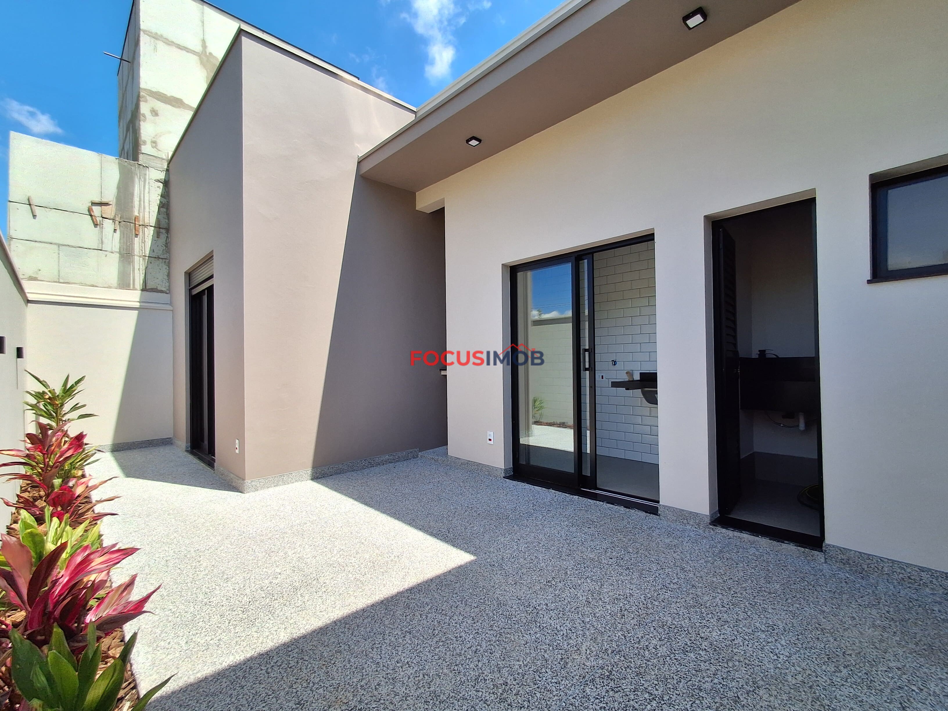 CASA TÉRREA DE ALTO PADRÃO À VENDA EM JAGUARIÚNA/SP