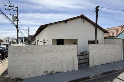 Excelente Oportunidade! 2 Casas no Mesmo Terreno com Potencial Comercial - Itapira/SP