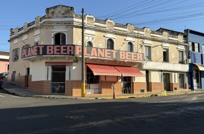 Prédio Comercial com Casa Assobradada à Venda – Itapira/SP