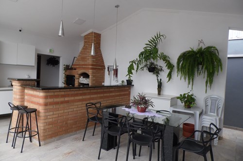 Casa com Jacuzzi Pq Cidade Nova