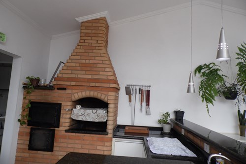 Casa com Jacuzzi Pq Cidade Nova