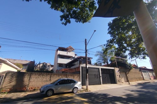 Sobrado com vista panorâmica e 5  dormitórios no Jardim Itacolomy