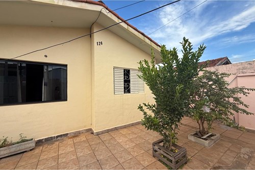 Casa com três dormitórios mais edícula