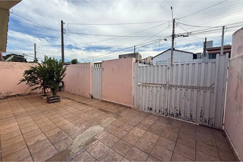 Casa com três dormitórios mais edícula