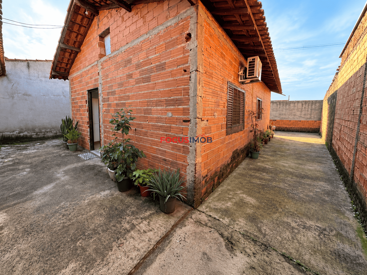 Casa à Venda no Jardim Canaã II – 2 Dormitórios, Quintal e Garagem com Portão Automático – Mogi Guaçu/SP