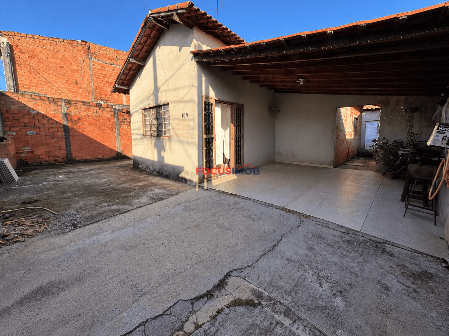 Casa à Venda no Jardim Canaã II – 2 Dormitórios, Quintal e Garagem com Portão Automático – Mogi Guaçu/SP