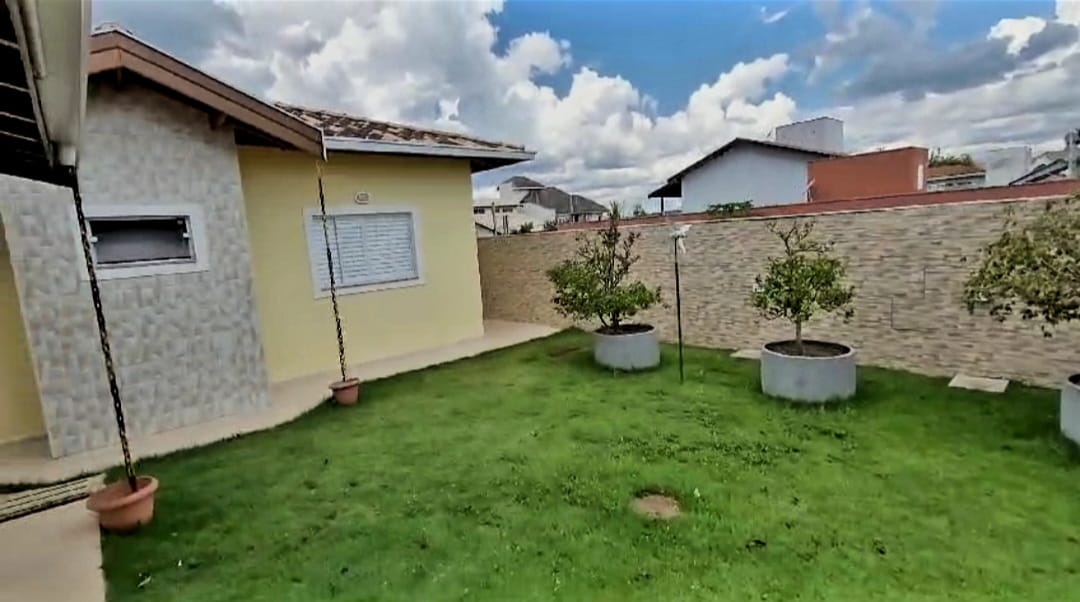 Sua Oportunidade de Morar em Águas de Lindóia está Aqui! Linda residência em Condomínio Fechado.