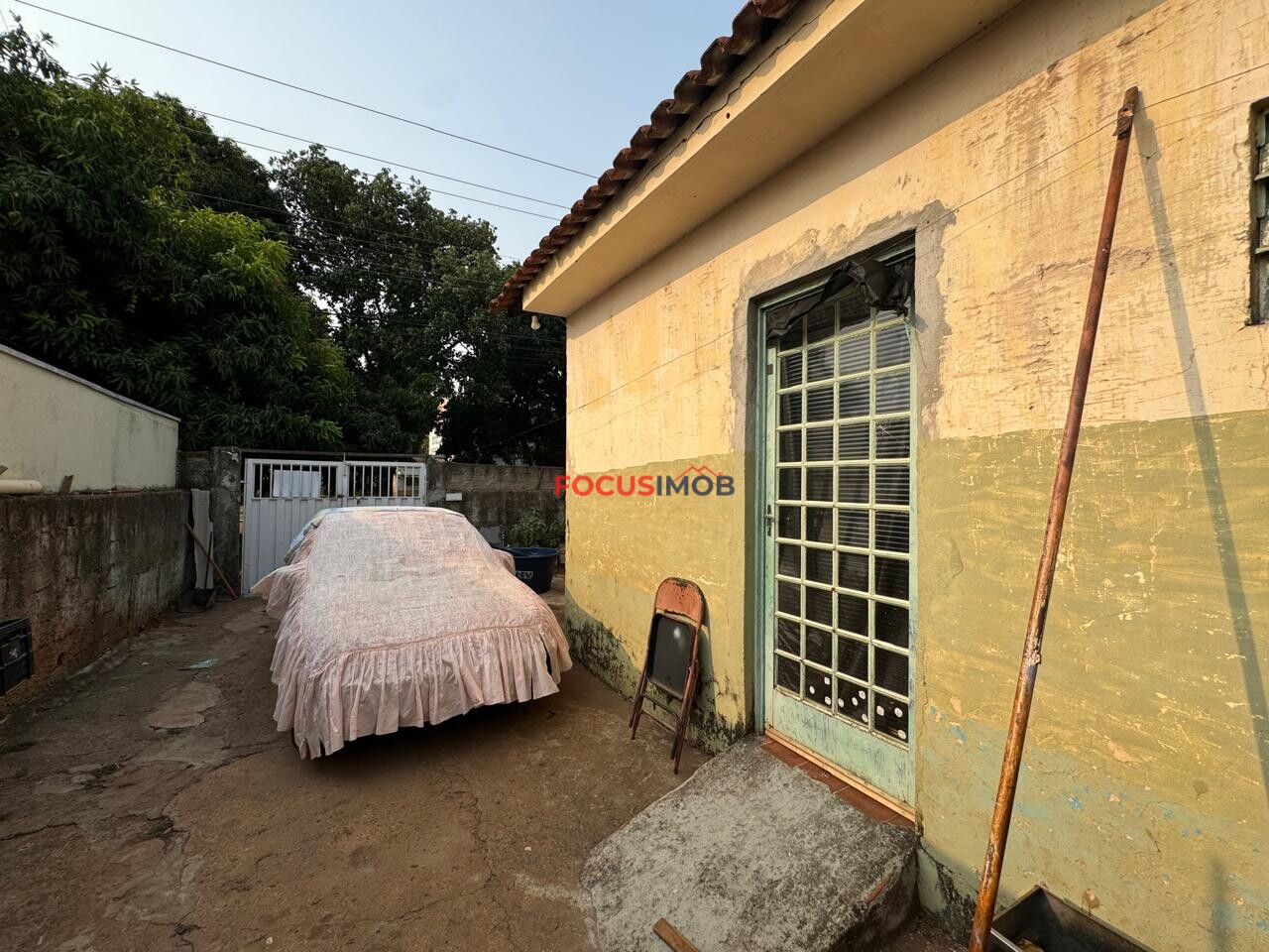 Terreno com casa antiga para reforma ou demolição em rua principal do Jd Novo II