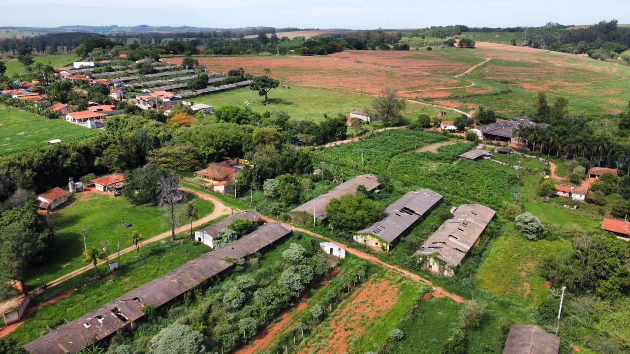 Sítio com casa colonial em excelente localização