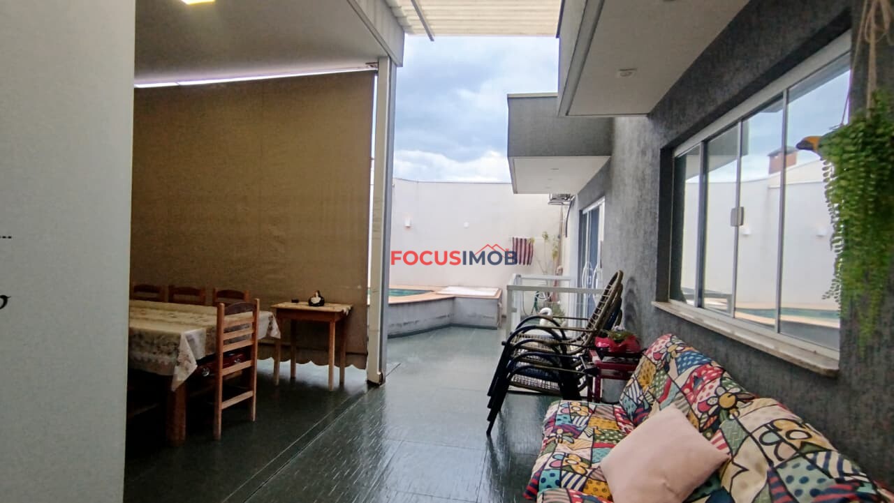 Casa três dormitórios com piscina