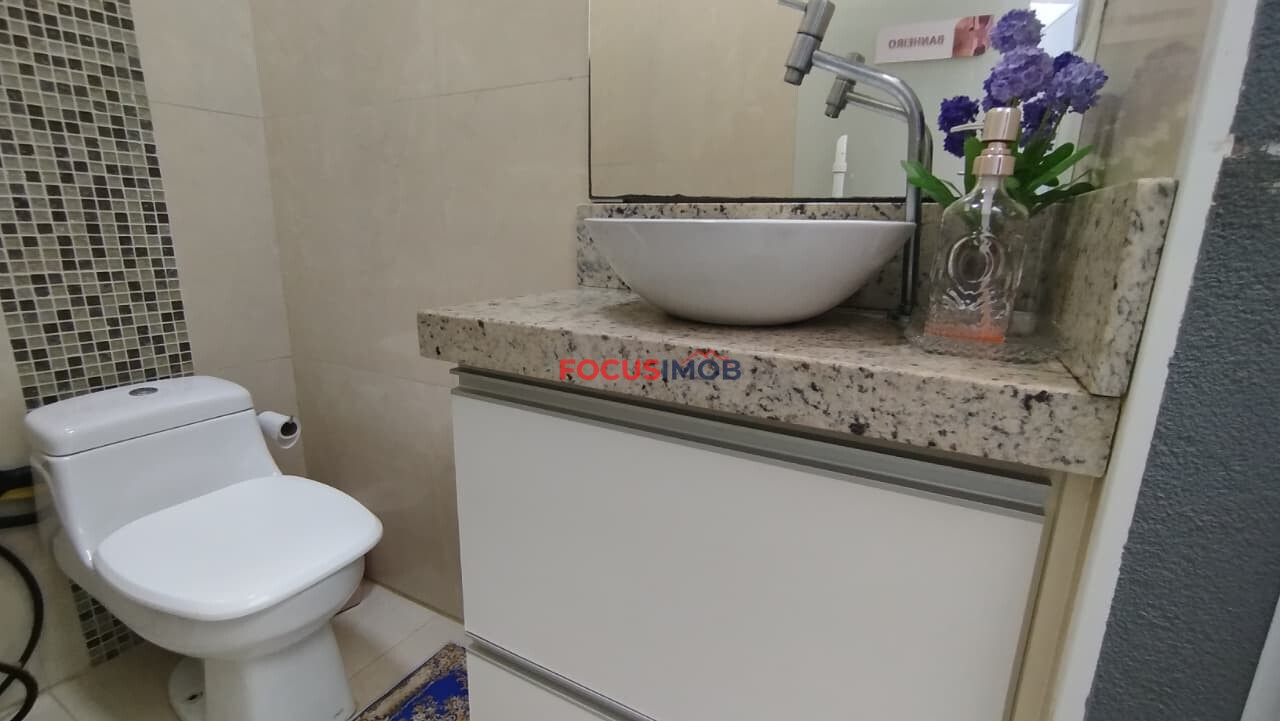 Casa três dormitórios com piscina