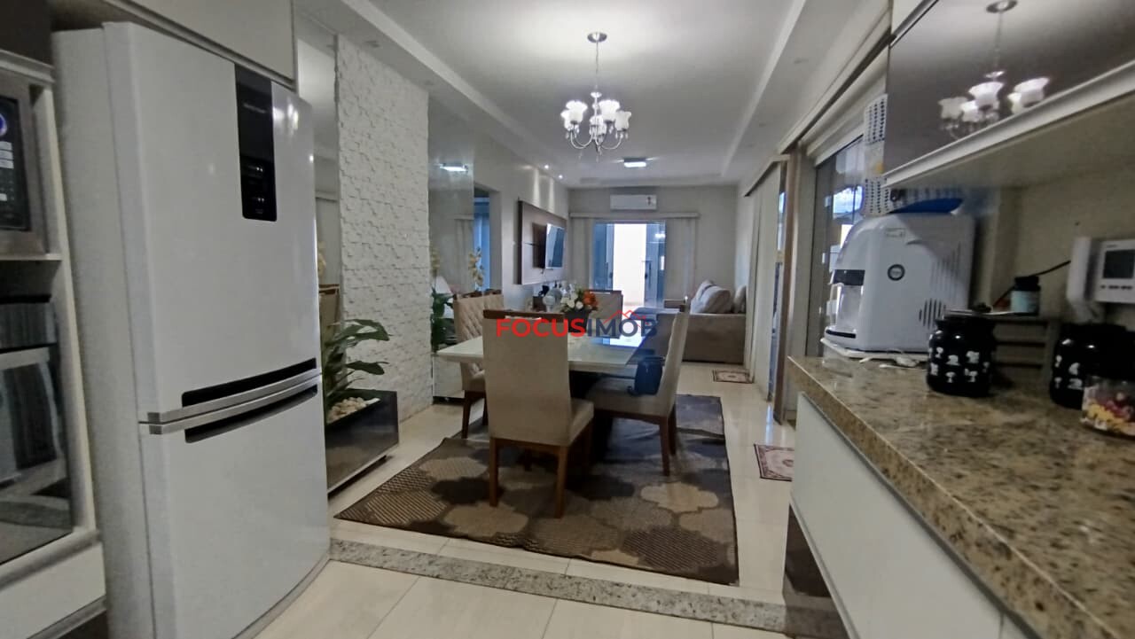 Casa três dormitórios com piscina