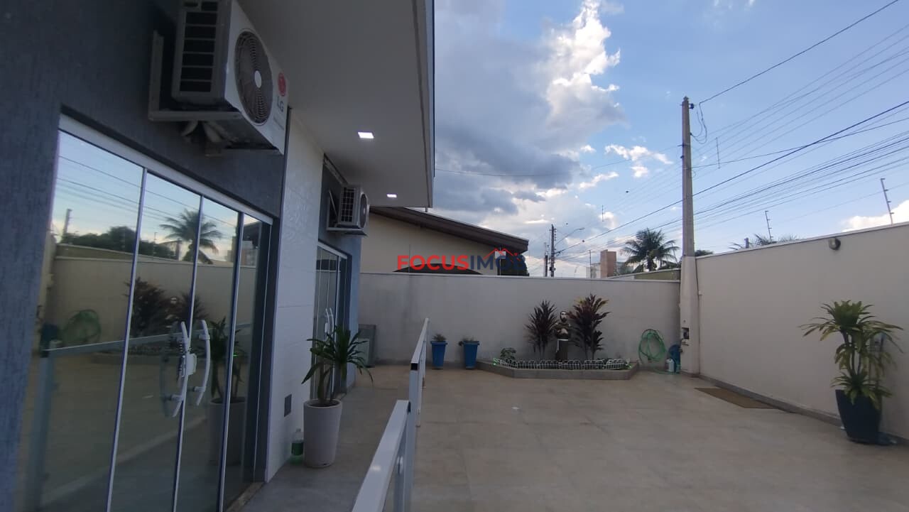 Casa três dormitórios com piscina