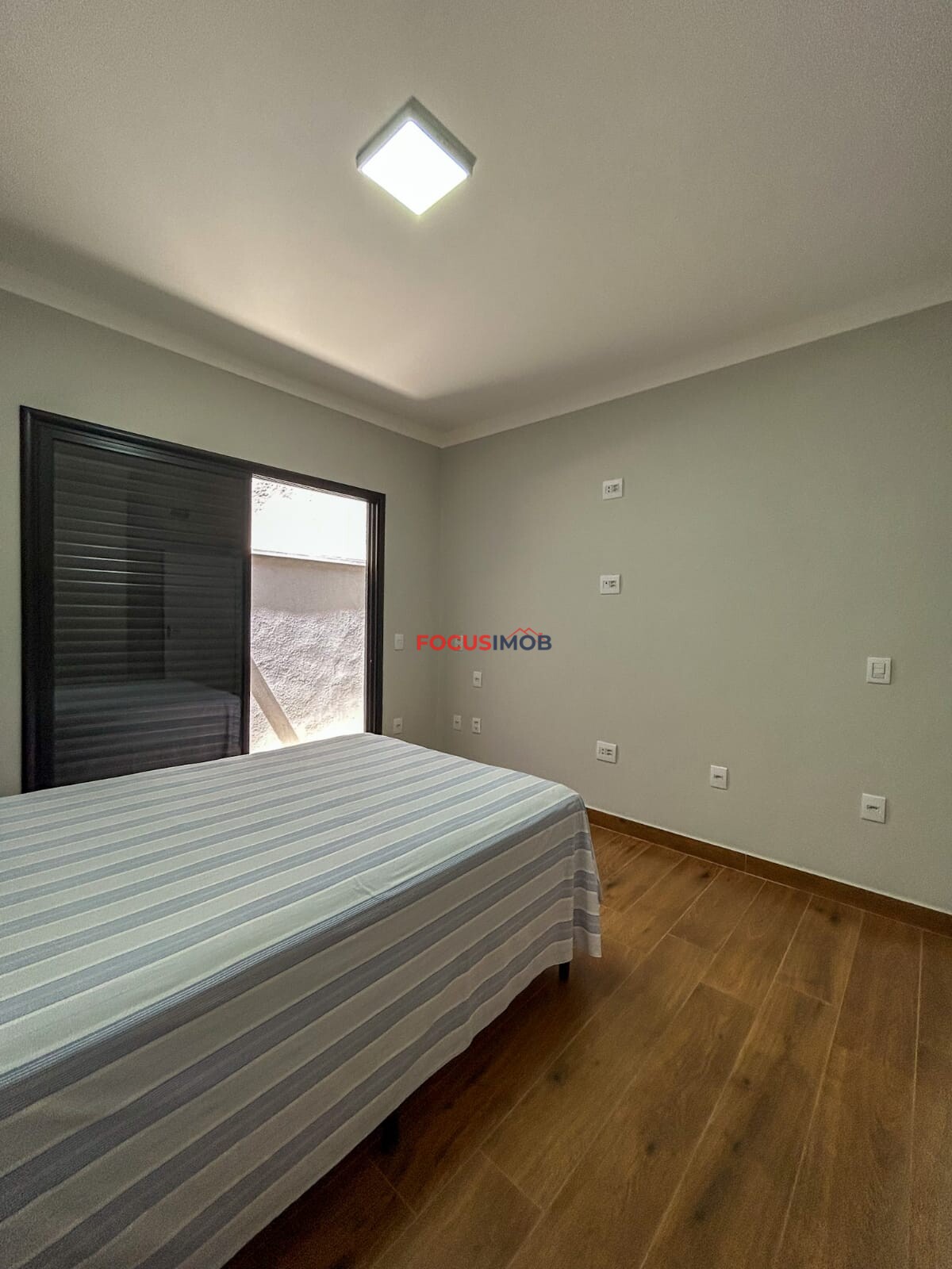 Casa Térrea Moderna com 3 Dormitórios em Condominio