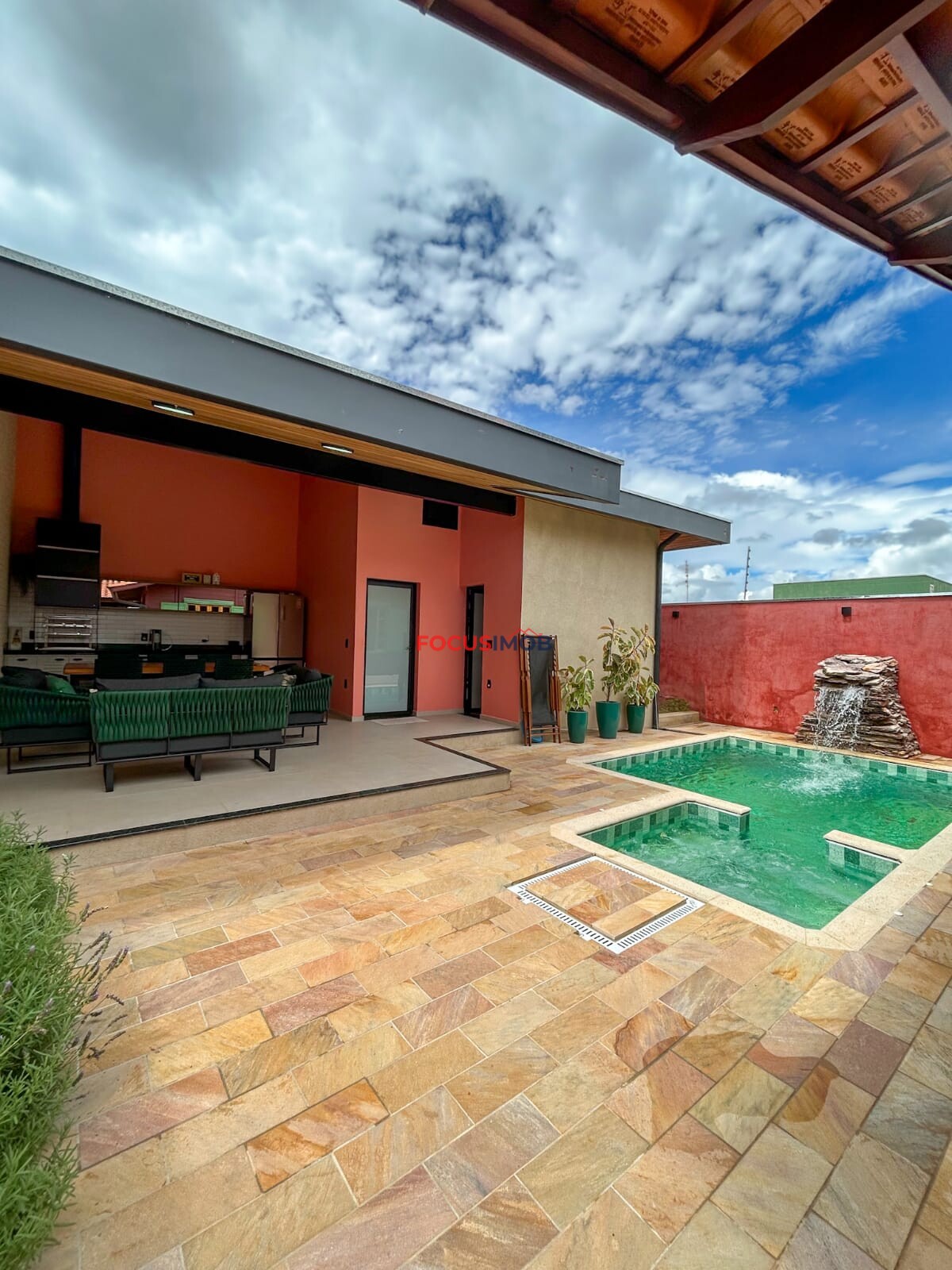 Excelente Oportunidade! Casa com Piscina e Área de Lazer