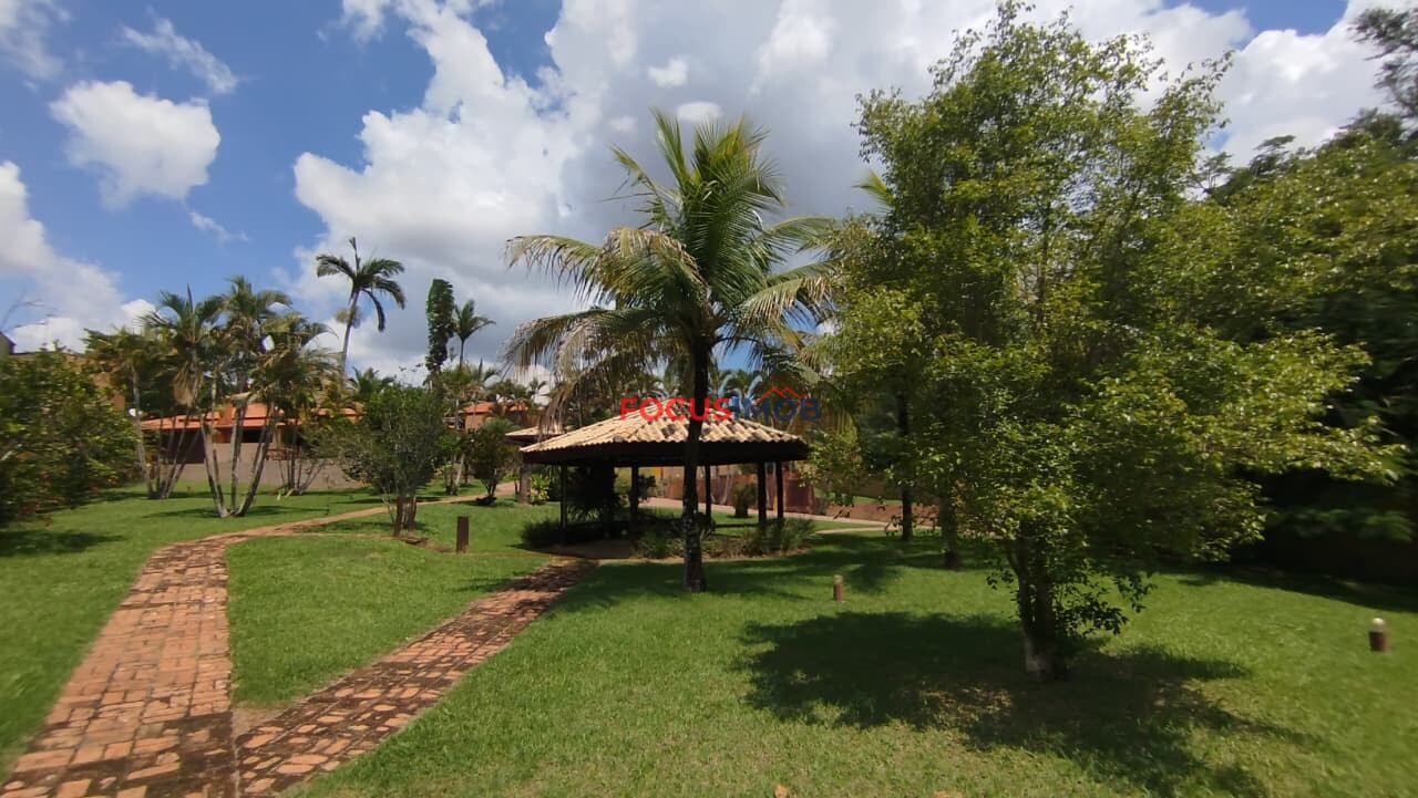 Chácara escriturada de 2.000m2 com casa ampla em condomínio fechado