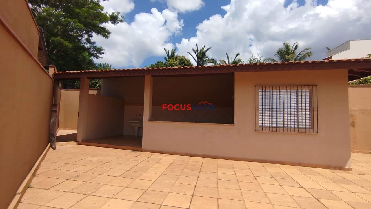 Chácara escriturada de 2.000m2 com casa ampla em condomínio fechado