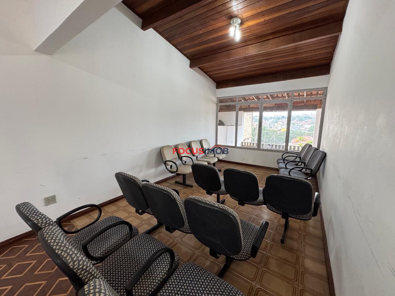 Casa com 4 Quartos e 4 banheiros à Venda, 289 m² por R$ 600.000