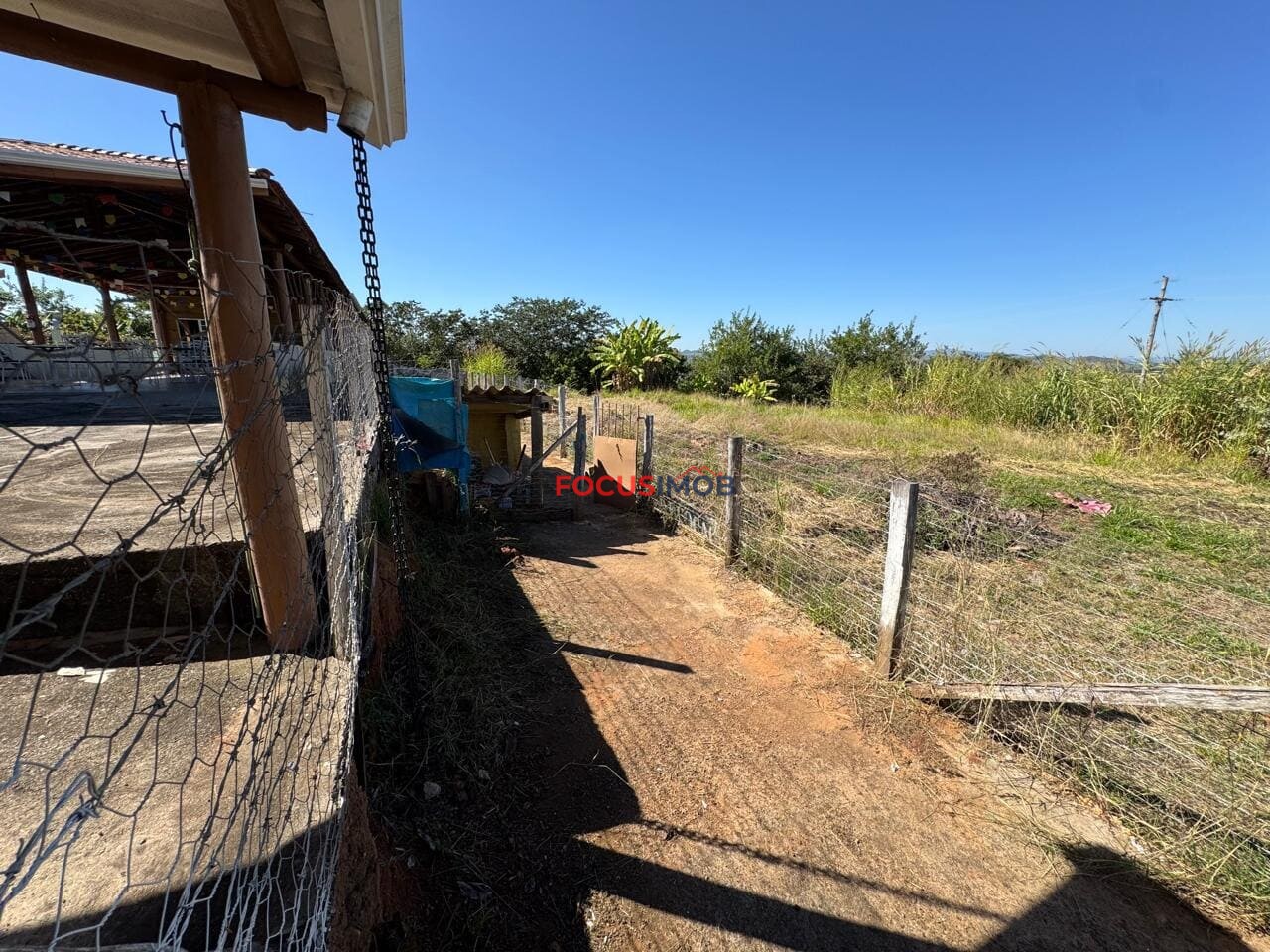 Chácara Completa com 2.000 m², Casas, Piscina e Energia Solar – Porteira Fechada