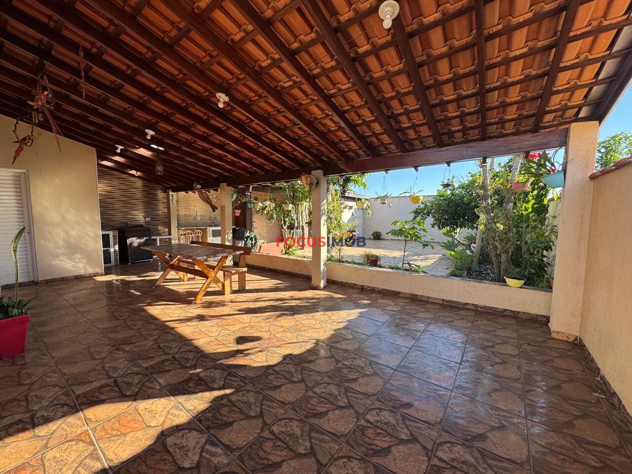 Casa Ampla à Venda com 3 Quartos e Terreno de 300 m²