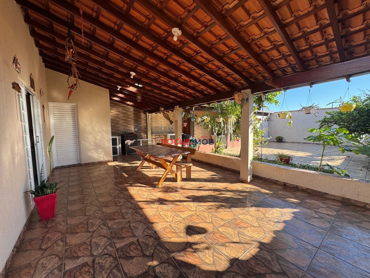 Casa Ampla à Venda com 3 Quartos e Terreno de 300 m²