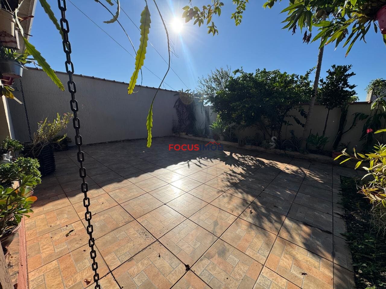 Casa Ampla à Venda com 3 Quartos e Terreno de 300 m²