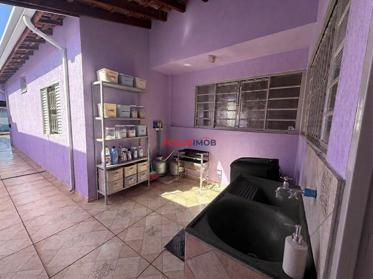 CASA À VENDA CHAPARRAL COM TRÊS DORMITÓRIOS AREA COM CHURRASQUEIRA
