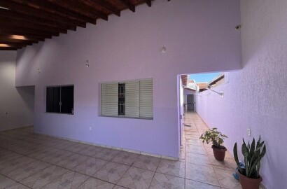 CASA À VENDA CHAPARRAL COM TRÊS DORMITÓRIOS AREA COM CHURRASQUEIRA