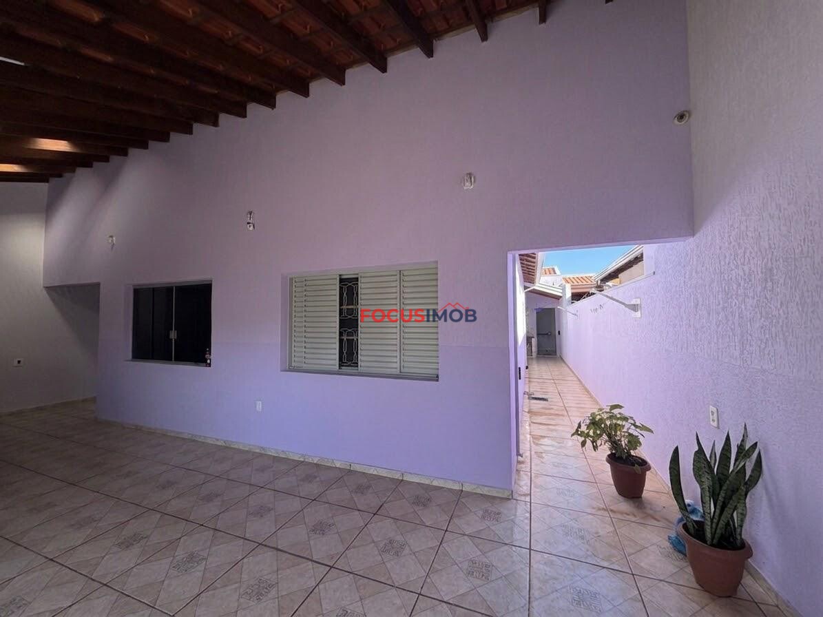 CASA À VENDA CHAPARRAL COM TRÊS DORMITÓRIOS AREA COM CHURRASQUEIRA
