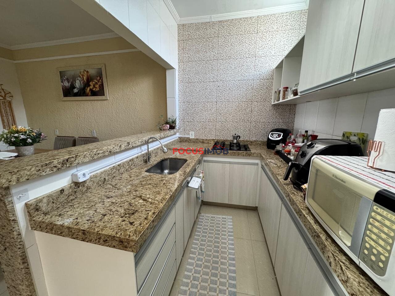 Casa à Venda com 3 Dormitórios, Suíte, Churrasqueira e Ponto Comercial