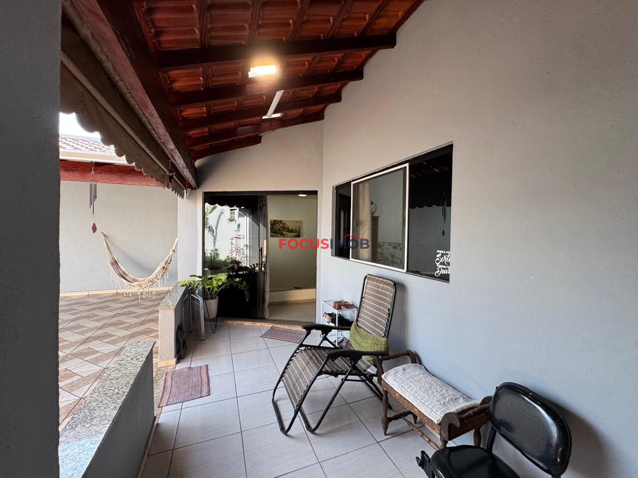 Casa à Venda com 3 Dormitórios, Suíte, Churrasqueira e Ponto Comercial