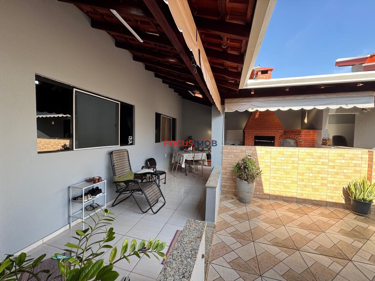 Casa à Venda com 3 Dormitórios, Suíte, Churrasqueira e Ponto Comercial