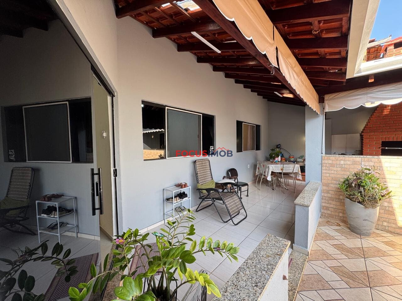 Casa à Venda com 3 Dormitórios, Suíte, Churrasqueira e Ponto Comercial