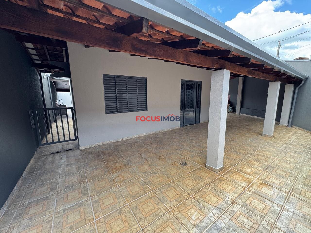 Casa à Venda em Condomínio fechado, Churrasqueira e Terreno de 324 m²