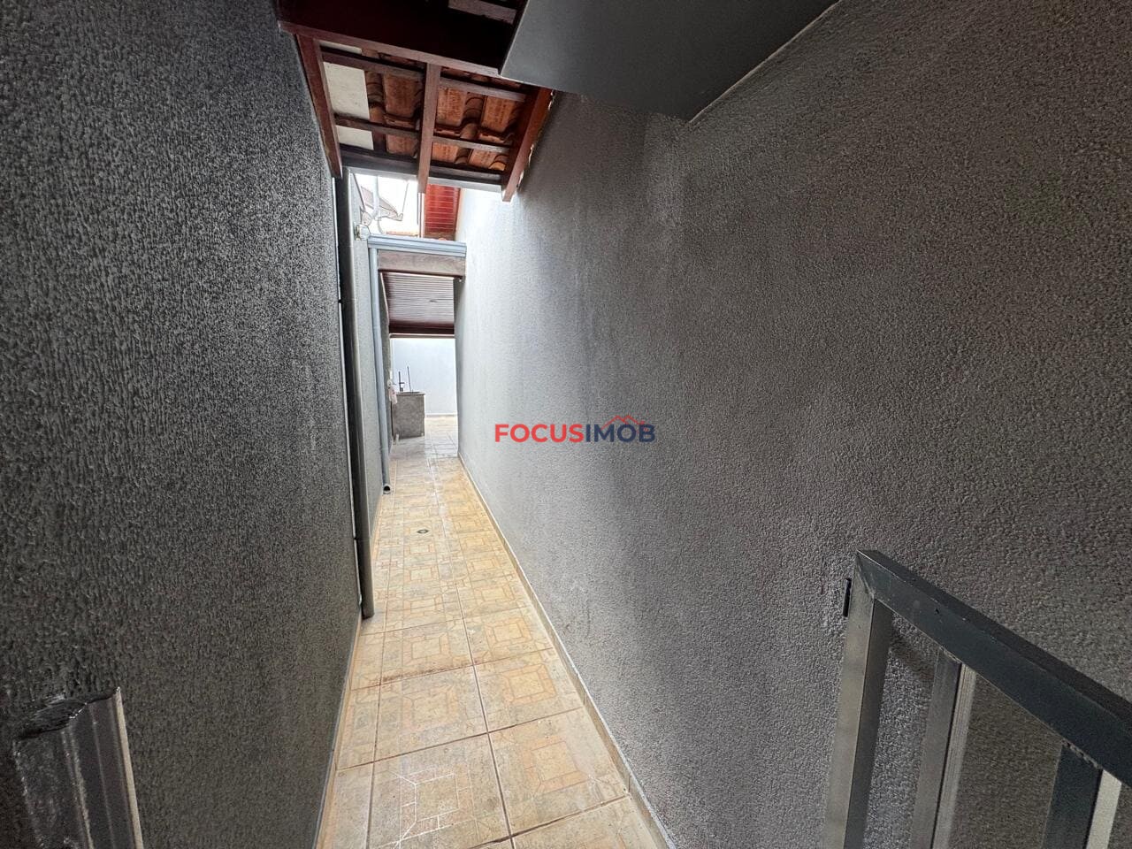 Casa à Venda em Condomínio fechado, Churrasqueira e Terreno de 324 m²