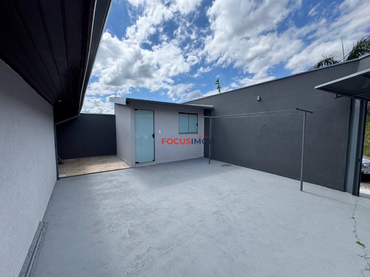Casa à Venda em Condomínio fechado, Churrasqueira e Terreno de 324 m²