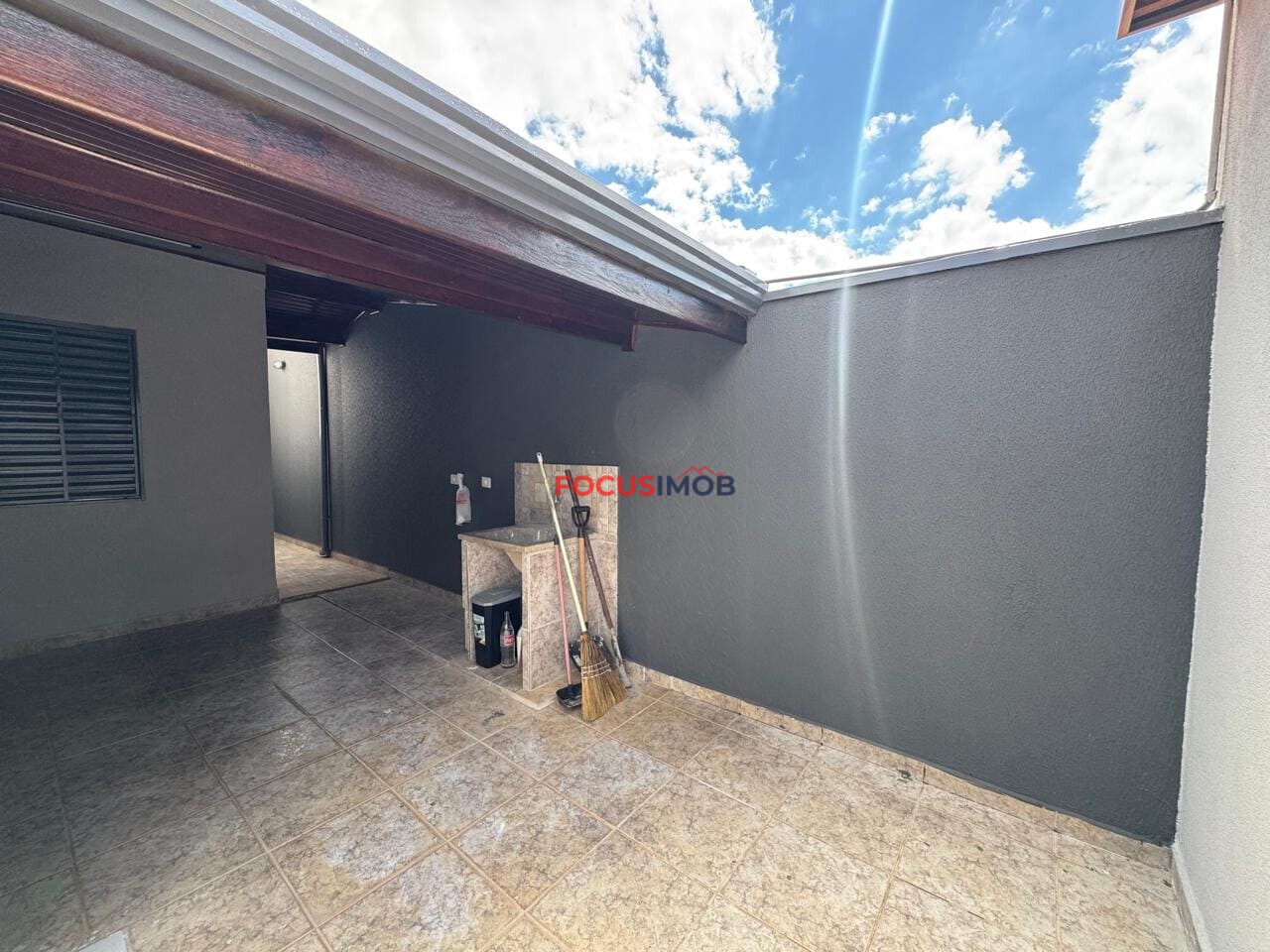 Casa à Venda em Condomínio fechado, Churrasqueira e Terreno de 324 m²