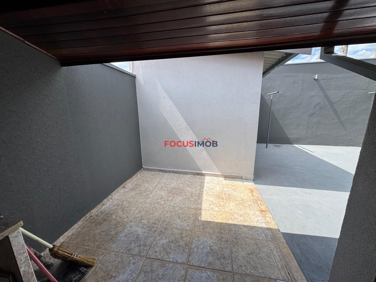 Casa à Venda em Condomínio fechado, Churrasqueira e Terreno de 324 m²