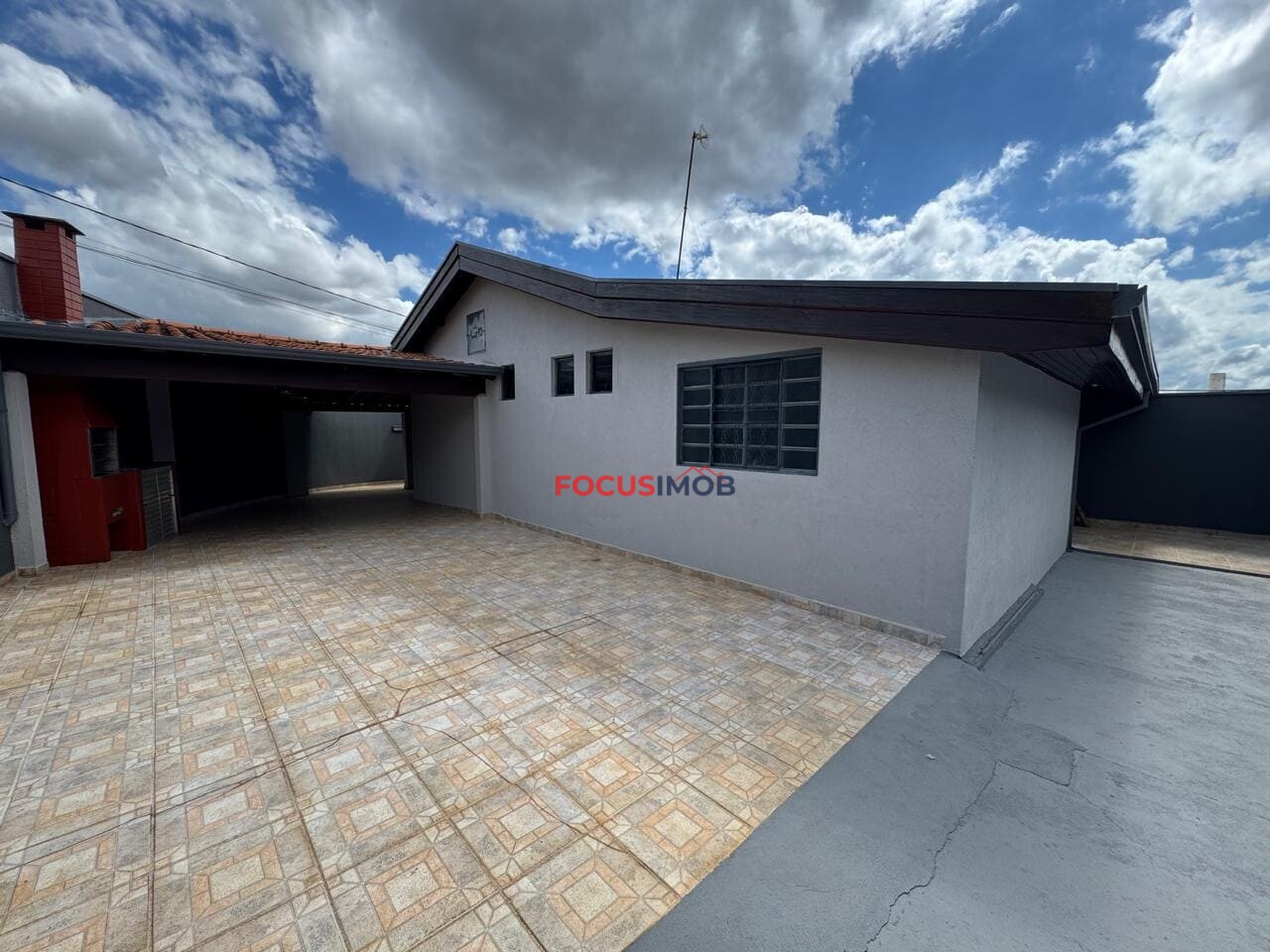Casa à Venda em Condomínio fechado, Churrasqueira e Terreno de 324 m²