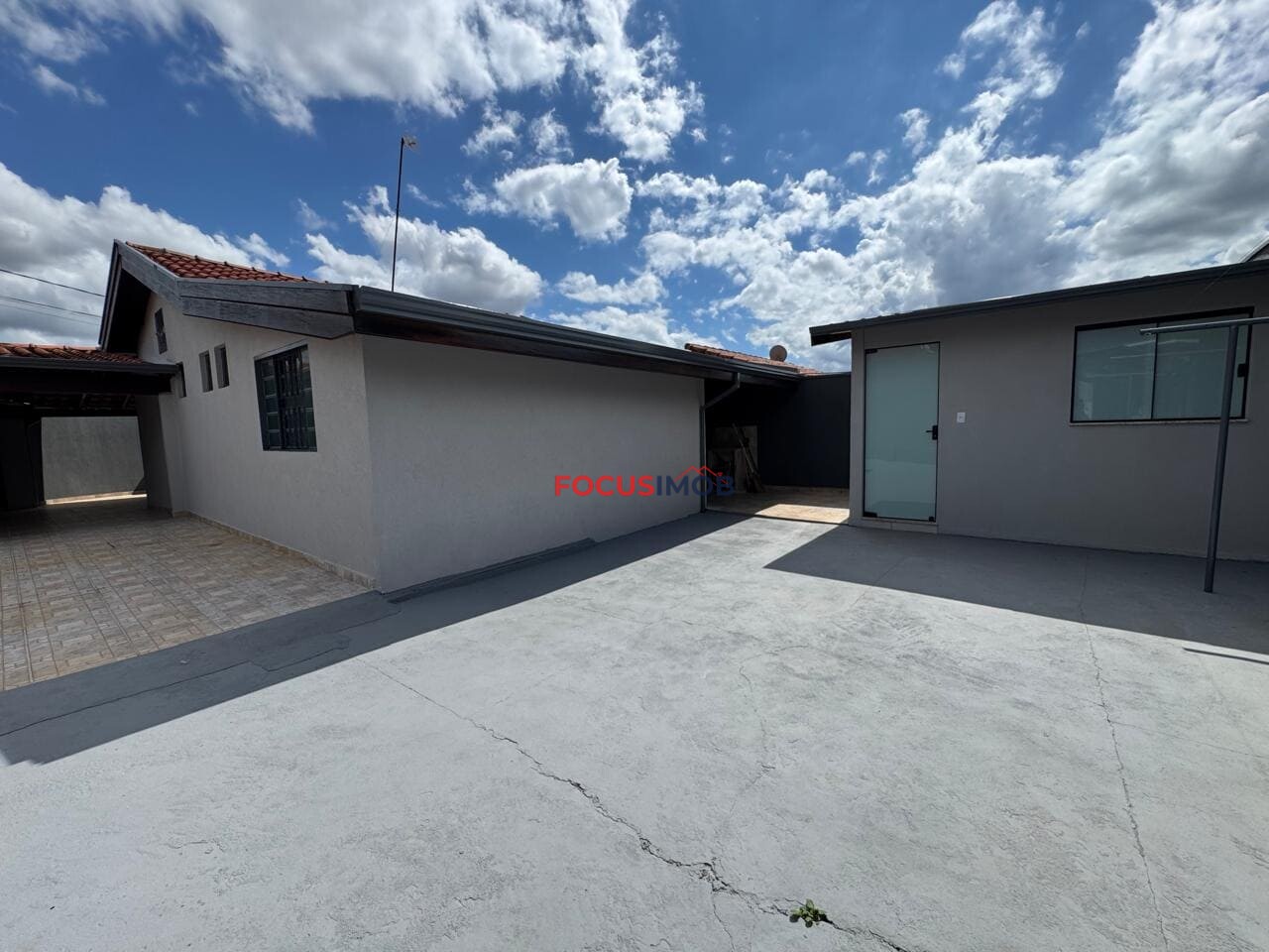 Casa à Venda em Condomínio fechado, Churrasqueira e Terreno de 324 m²