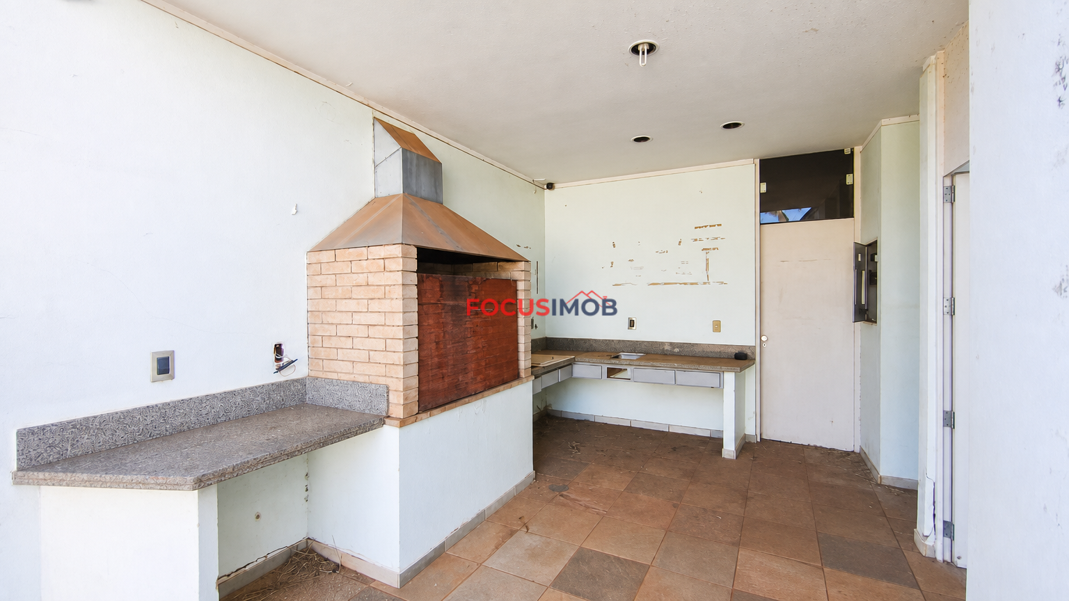 🏡 Casa de Alto Padrão com 3 Suítes, Piscina e Terreno de 2.349 m² — Oportunidade Única para Investidor