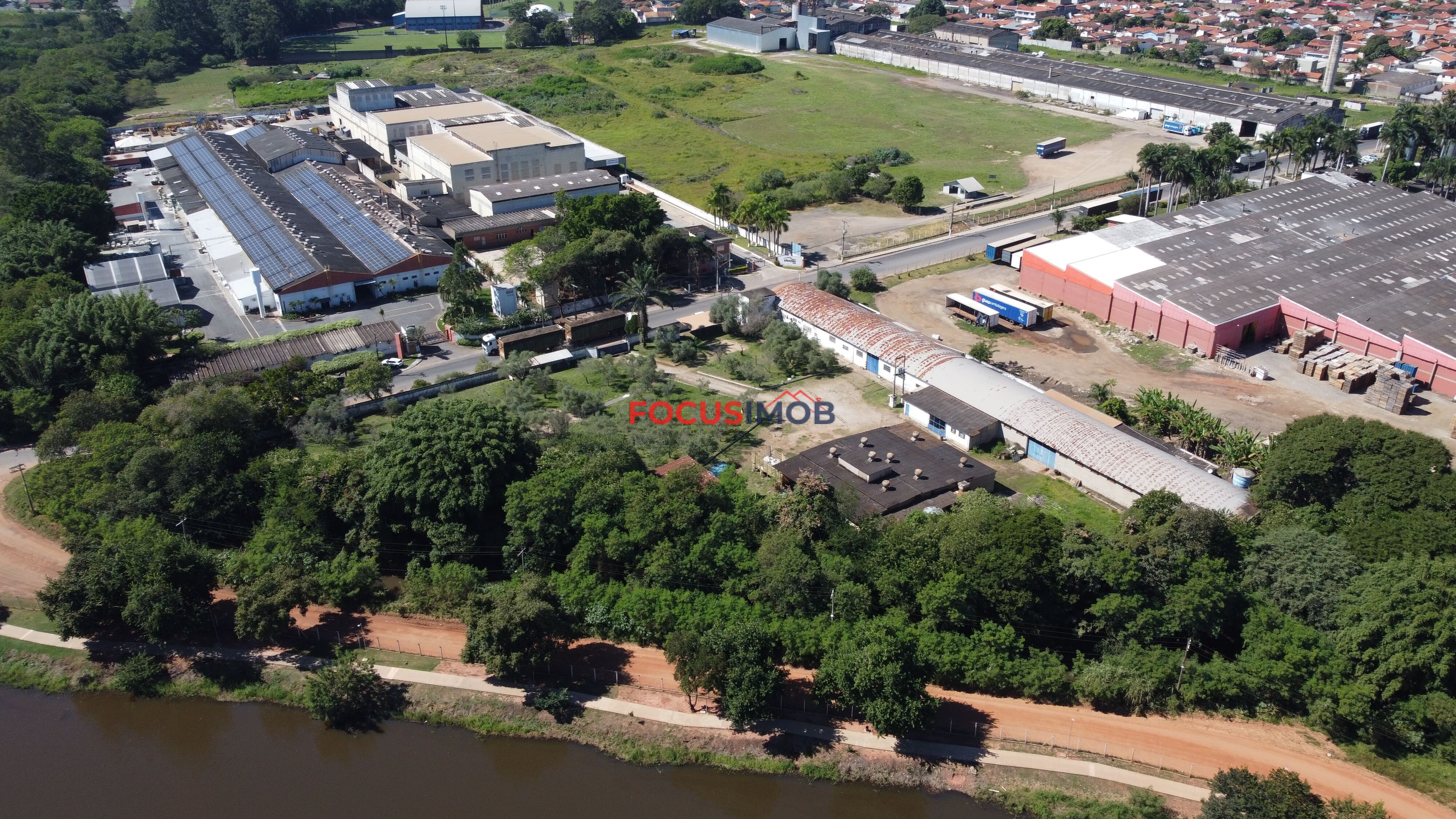 Área Industrial de 11.000 m² com Galpão de 3.000 m² à Venda